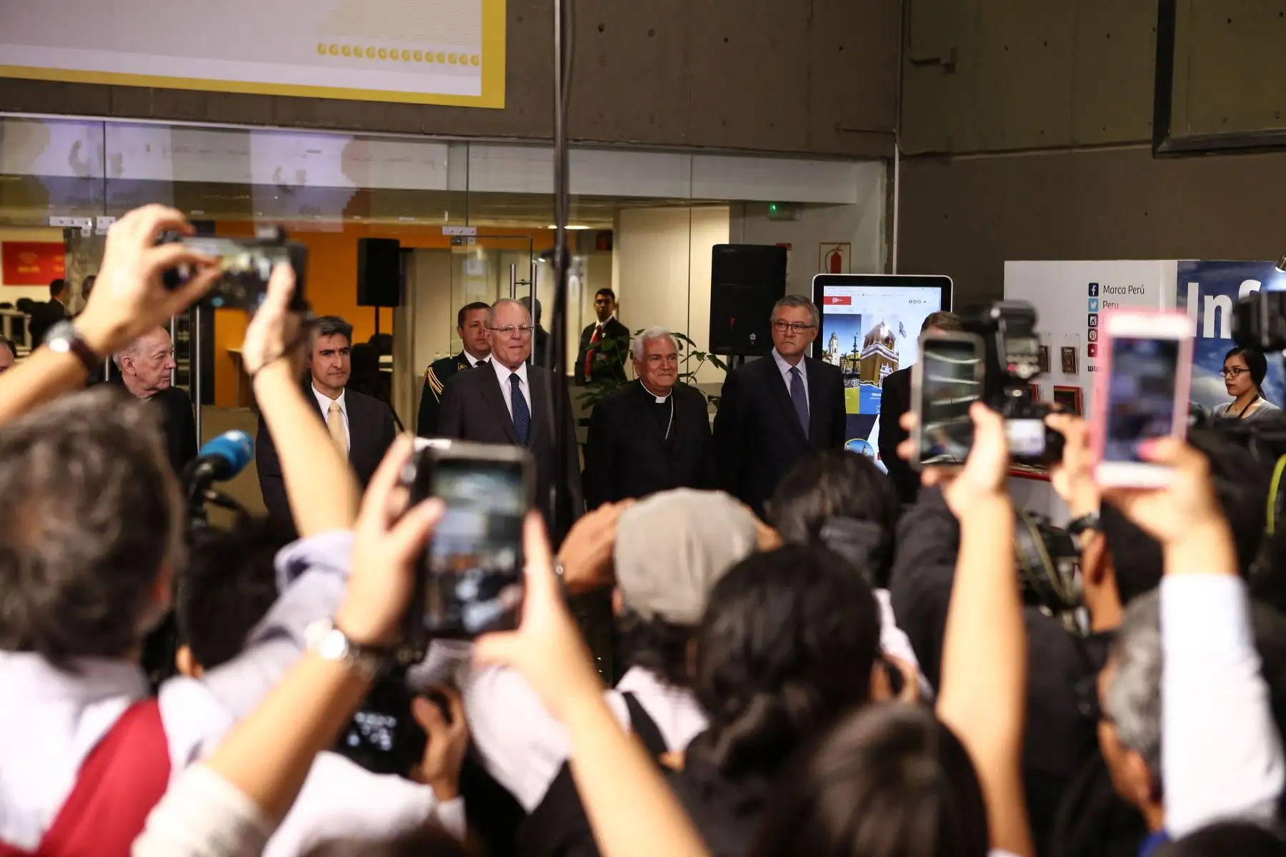 LIMA PERÚ - ENERO 18. El jefe de Estado, Pedro Pablo Kuczynski, inaugura el Centro Internacional de Prensa (CIP). Foto: ANDINA/Ruben Grandez