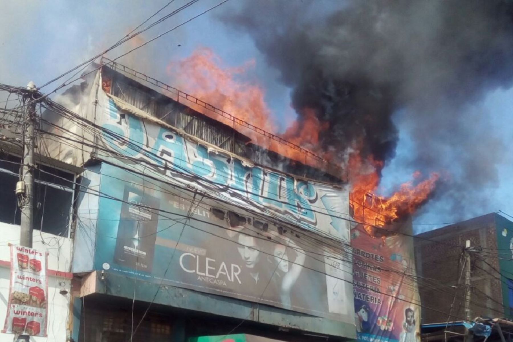 Incendio en Trujillo se extiende a otros cinco edificios comerciales. Foto: ANDINA/Luis Puell.