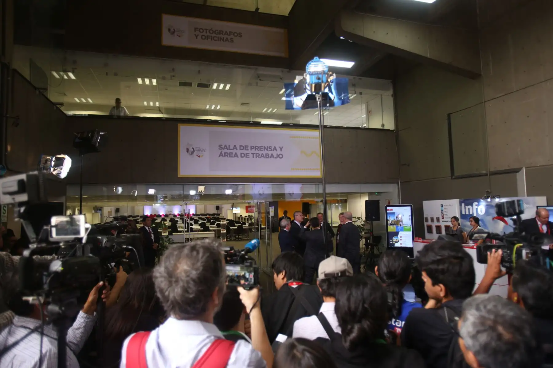 LIMA PERÚ - ENERO 18. El jefe de Estado, Pedro Pablo Kuczynski, inaugura el Centro Internacional de Prensa (CIP). Foto: ANDINA/Claudia Alva