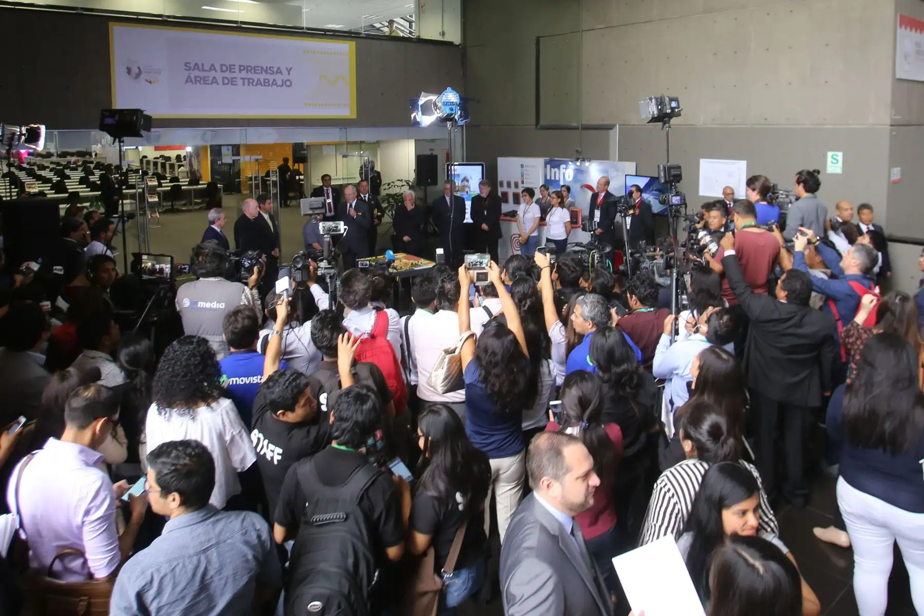 LIMA PERÚ - ENERO 18. El jefe de Estado, Pedro Pablo Kuczynski, inaugura el Centro Internacional de Prensa (CIP). Foto: ANDINA/Cesar Garcia
