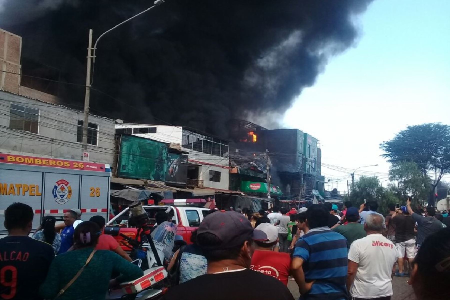 Más de 50 bomberos tratan de sofocar el incendio que se registra en Trujillo. ANDINA/Luis Puell