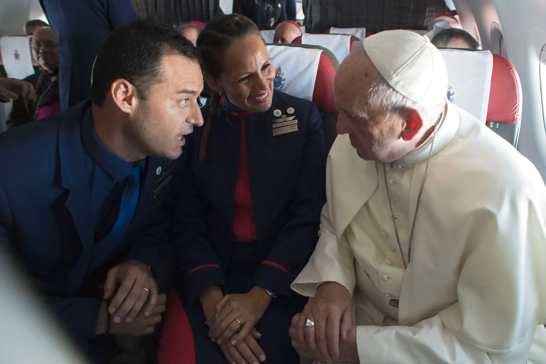 Los miembros de la tripulación de Latam, Paula Podest y Carlos Ciufffardi sonríen después que el Papa Francisco los casara durante el vuelo entre Santiago y la ciudad norteña de Iquique. Foto: AFP