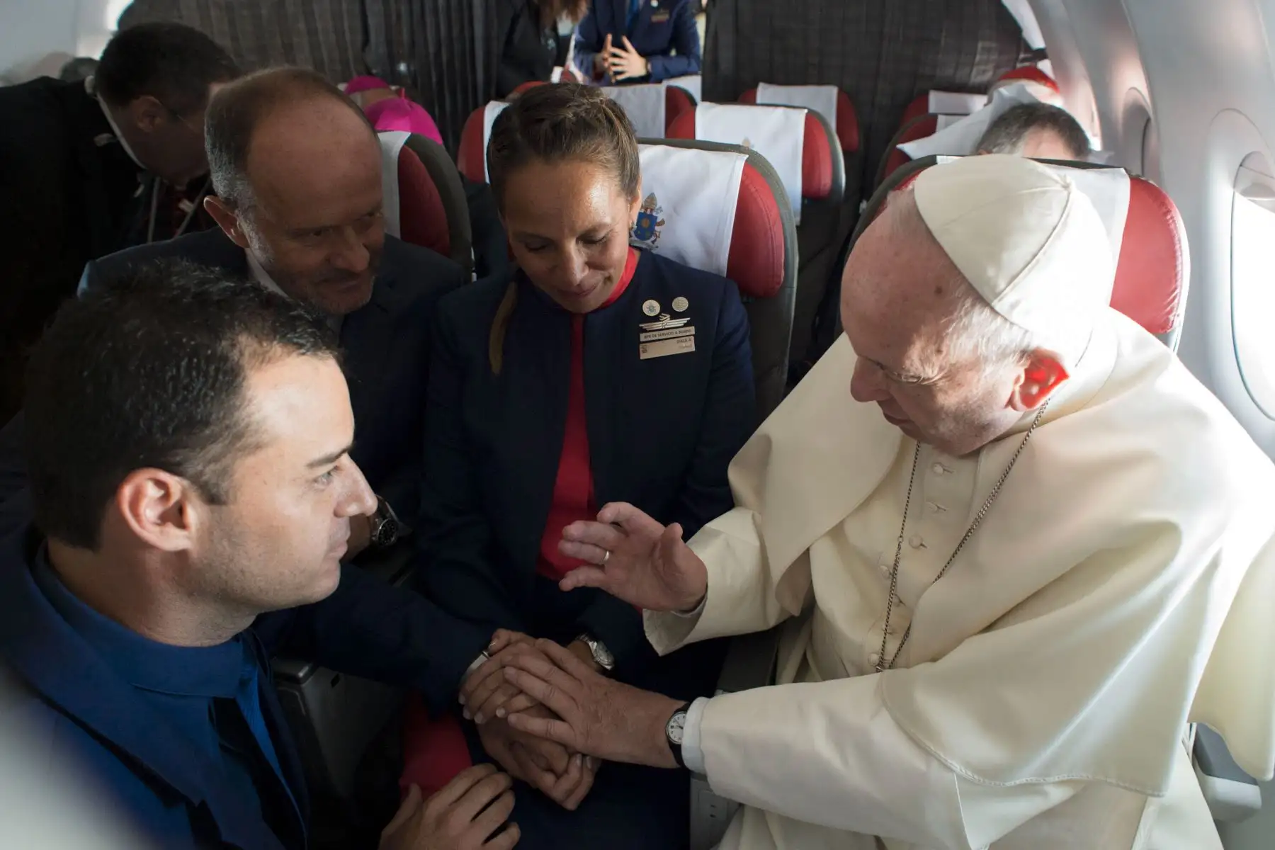 Los miembros de la tripulación de Latam, Paula Podest y Carlos Ciufffardi sonríen después que el Papa Francisco los casara durante el vuelo entre Santiago y la ciudad norteña de Iquique. Foto: AFP