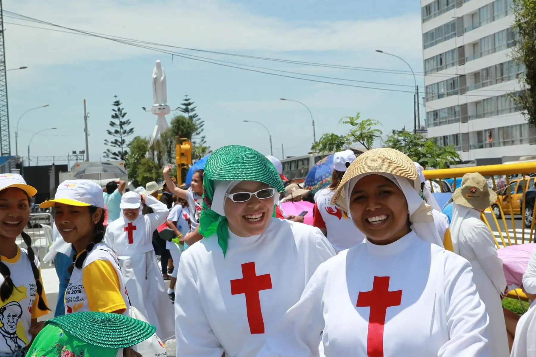 Decenas de personas, sentadas en sus sillas y de pie, esperan ya en la avenida Brasil. Foto: Dante Zegarra/ANDINA.