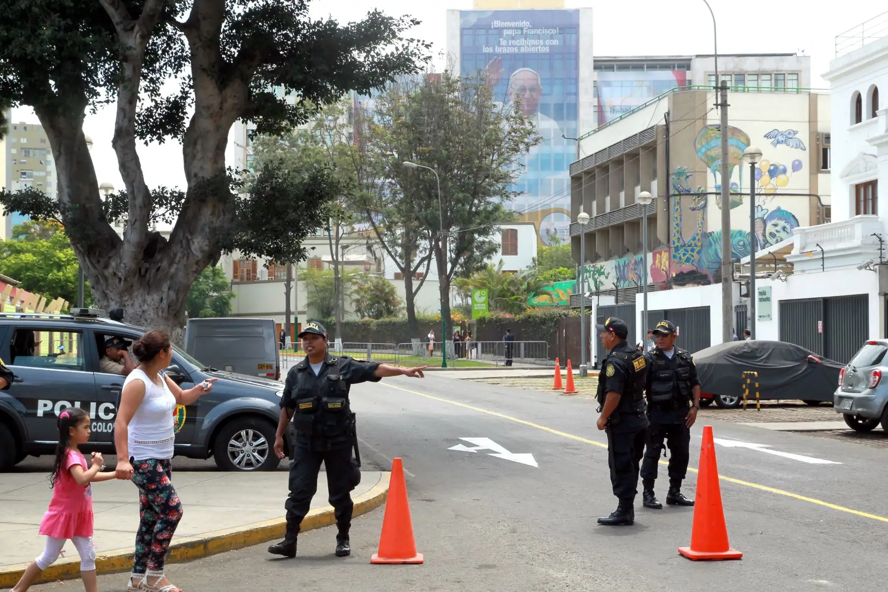 LIMA PERÚ - ENERO 18. Fuertes medidas de seguridad y restricción vehicular en los alrededores de la Nunciatura Peruana ante la llegada al Perú de su Santidad El Papa Francisco. Foto: ANDINA/Dante Zegarra