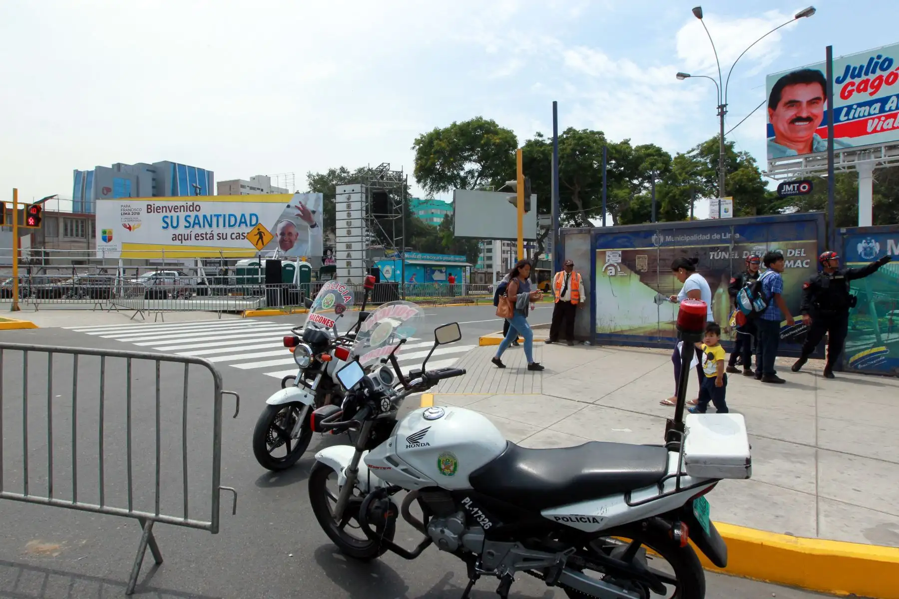 LIMA PERÚ - ENERO 18. Fuertes medidas de seguridad y restricción vehicular en los alrededores de la Nunciatura Peruana ante la llegada al Perú de su Santidad El Papa Francisco. Foto: ANDINA/Dante Zegarra