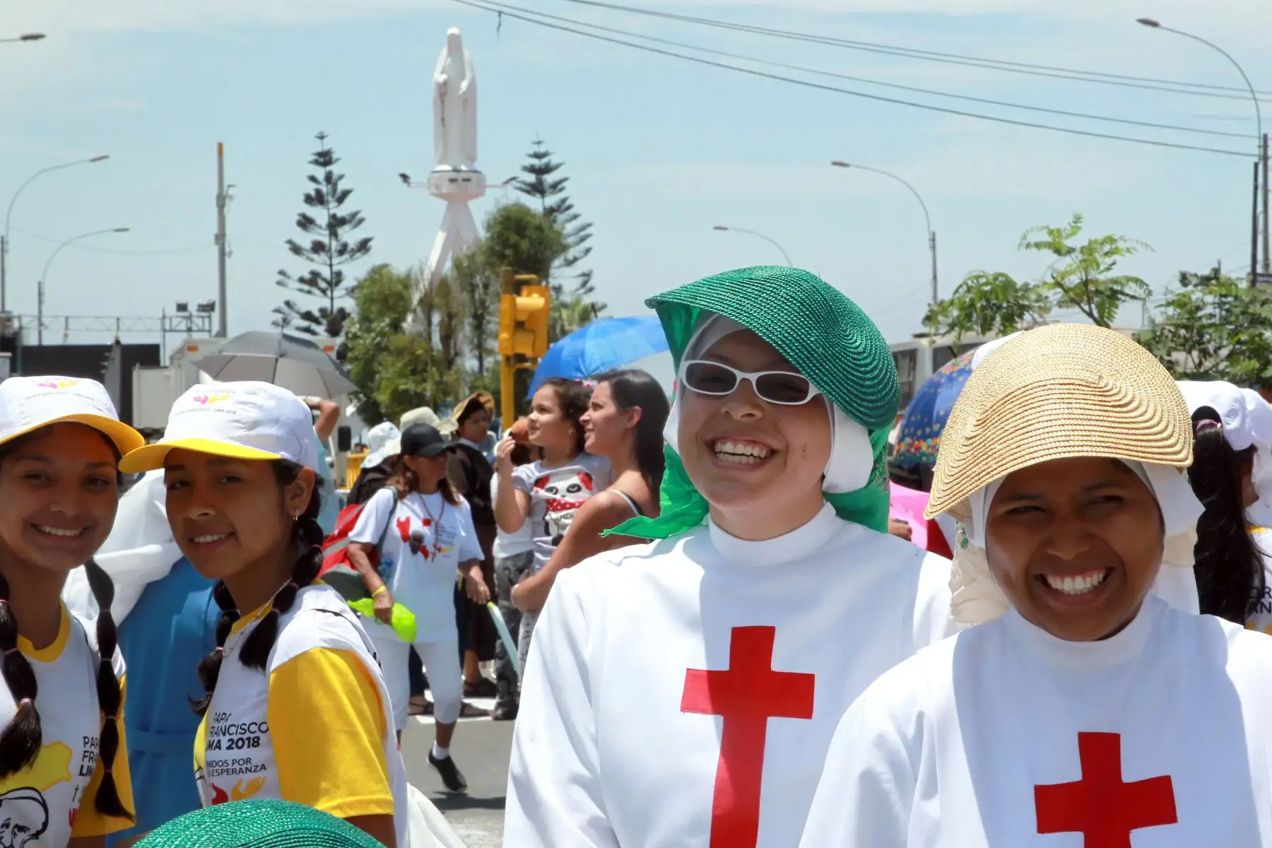 LIMA PERÚ - ENERO 18. Miles de fieles se ubican a lo largo  de la Avenida Brasil ante la llegada al Perú de su Santidad El Papa Francisco. Foto: ANDINA/Dante Zegarra.