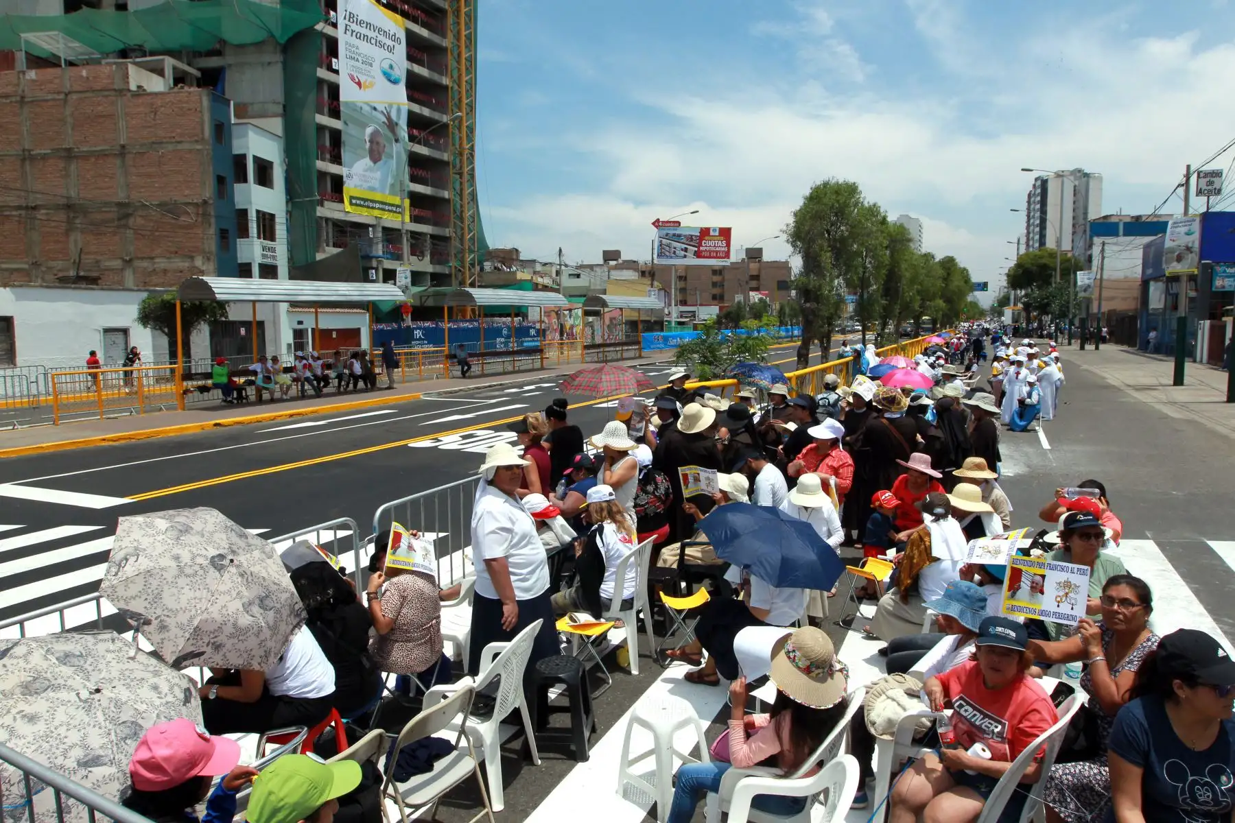 LIMA PERÚ - ENERO 18. Miles de fieles se vienen  ubicando a lo largo  de la Avenida Brasil ante la llegada al Perú de su Santidad El Papa Francisco. Foto: ANDINA/Dante Zegarra.