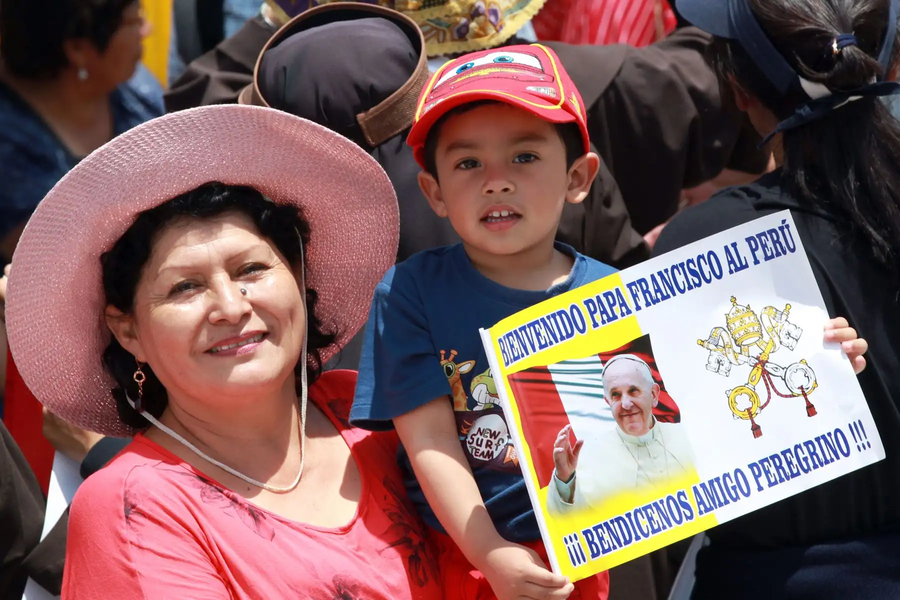 LIMA PERÚ - ENERO 18. Miles de fieles se vienen  ubicando a lo largo  de la Avenida Brasil ante la llegada al Perú de su Santidad El Papa Francisco. Foto: ANDINA/Dante Zegarra.