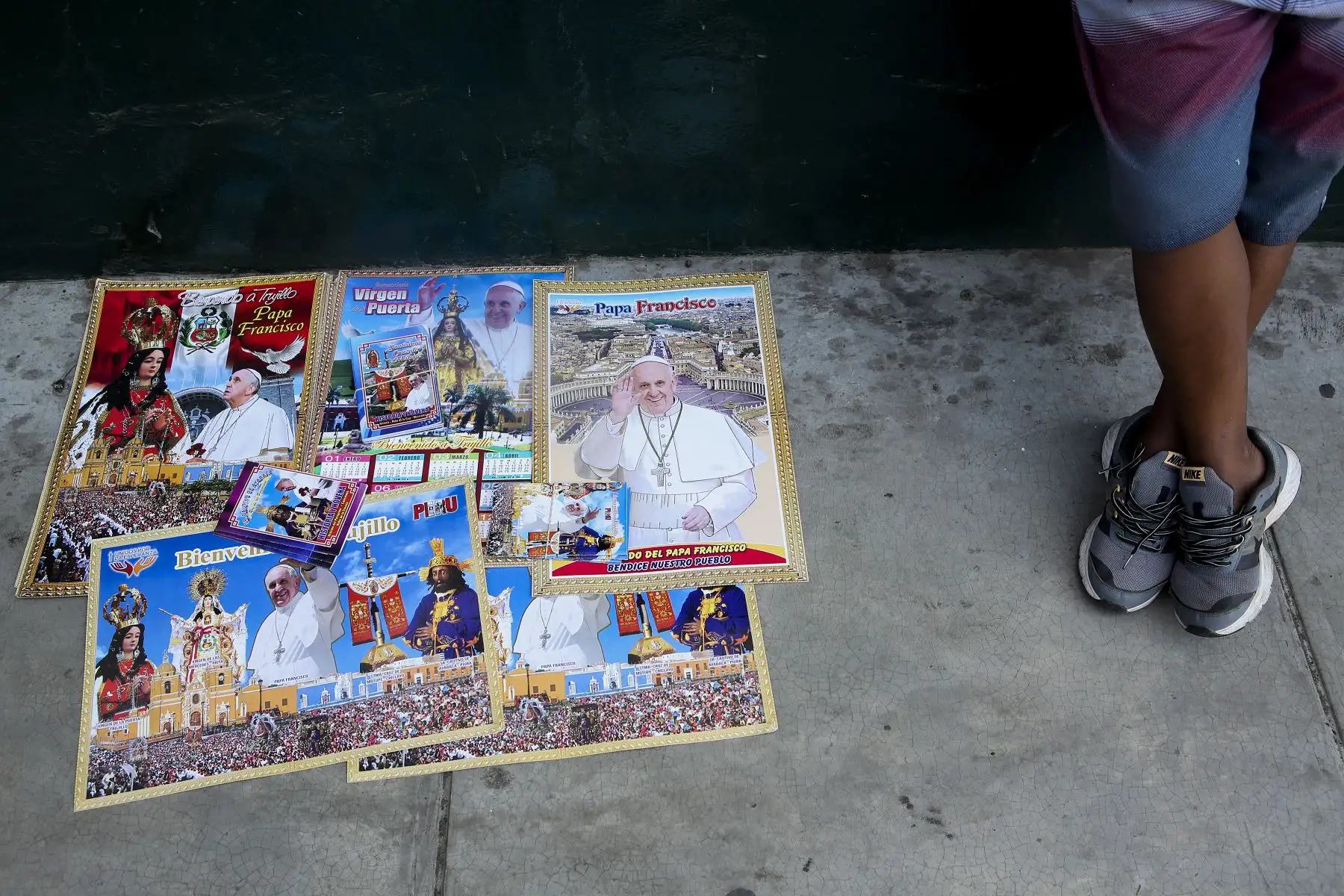 TRUJILLO PERÚ - ENERO 18. Venta de souvenirs alusivos a la visita del Papa Francisco en la ciudad de Trujillo. Foto: ANDINA/Roberto Cáceres