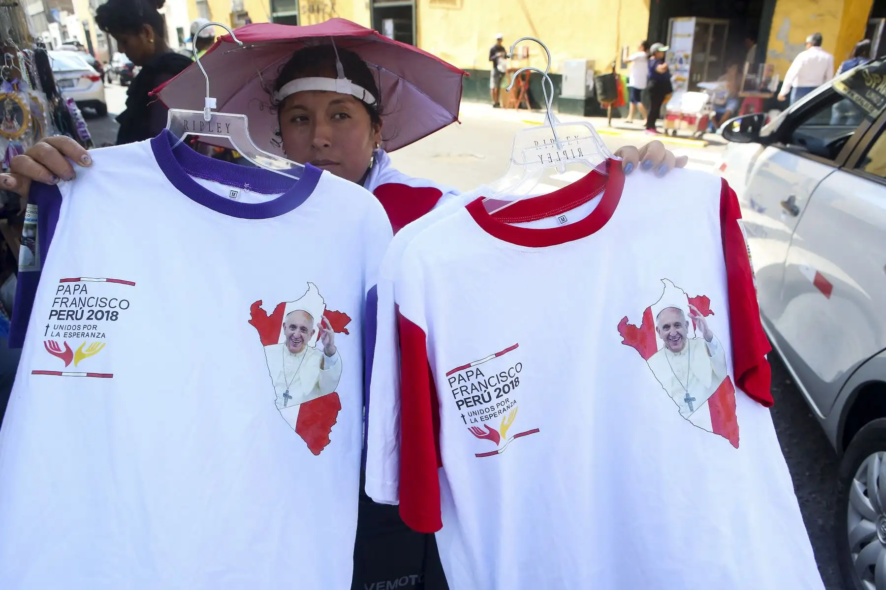 TRUJILLO PERÚ - ENERO 18. Venta de souvenirs alusivos a la visita del Papa Francisco en la ciudad de Trujillo. Foto: ANDINA/Roberto Cáceres