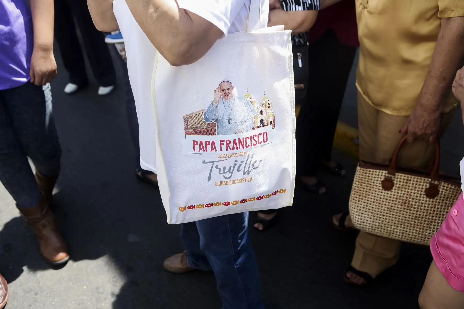 TRUJILLO PERÚ - ENERO 18. Venta de souvenirs alusivos a la visita del Papa Francisco en la ciudad de Trujillo. Foto: ANDINA/Roberto Cáceres