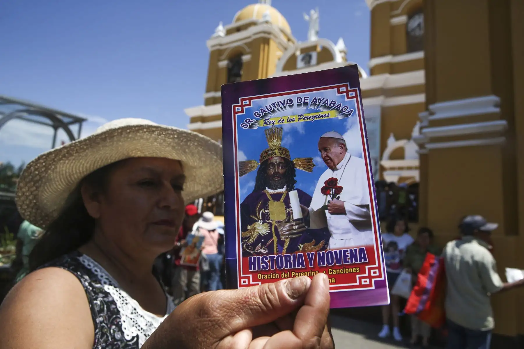 TRUJILLO PERÚ - ENERO 18. Venta de souvenirs alusivos a la visita del Papa Francisco en la ciudad de Trujillo. Foto: ANDINA/Roberto Cáceres