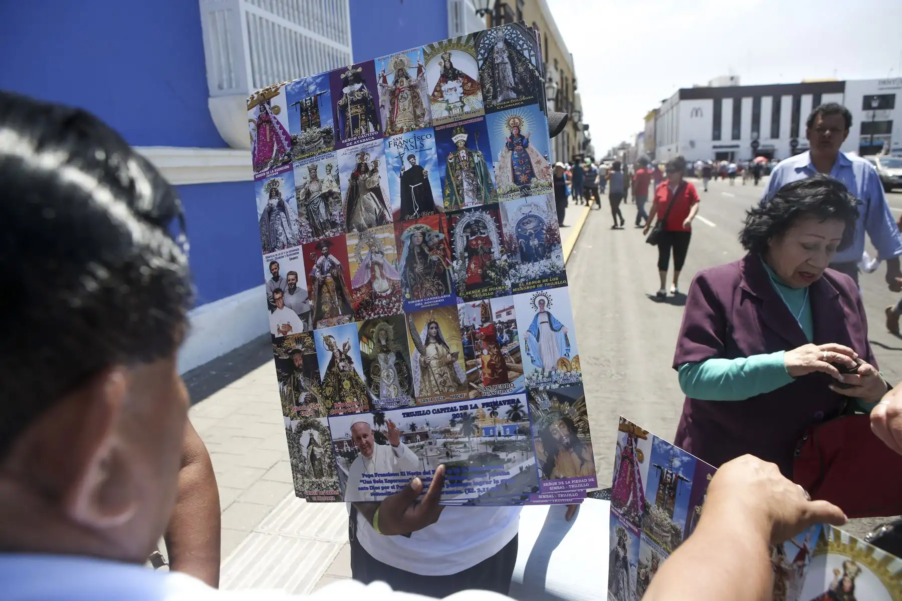TRUJILLO PERÚ - ENERO 18. Venta de souvenirs alusivos a la visita del Papa Francisco en la ciudad de Trujillo. Foto: ANDINA/Roberto Cáceres