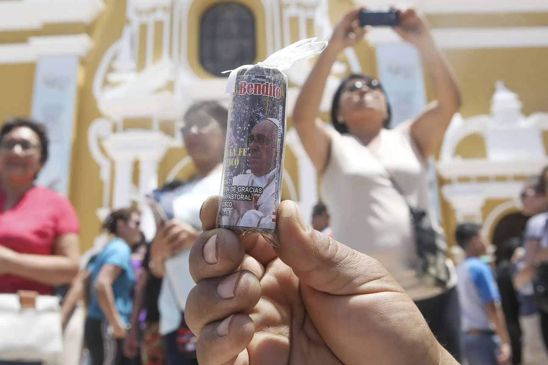 TRUJILLO PERÚ - ENERO 18. Venta de souvenirs alusivos a la visita del Papa Francisco en la ciudad de Trujillo. Foto: ANDINA/Roberto Cáceres