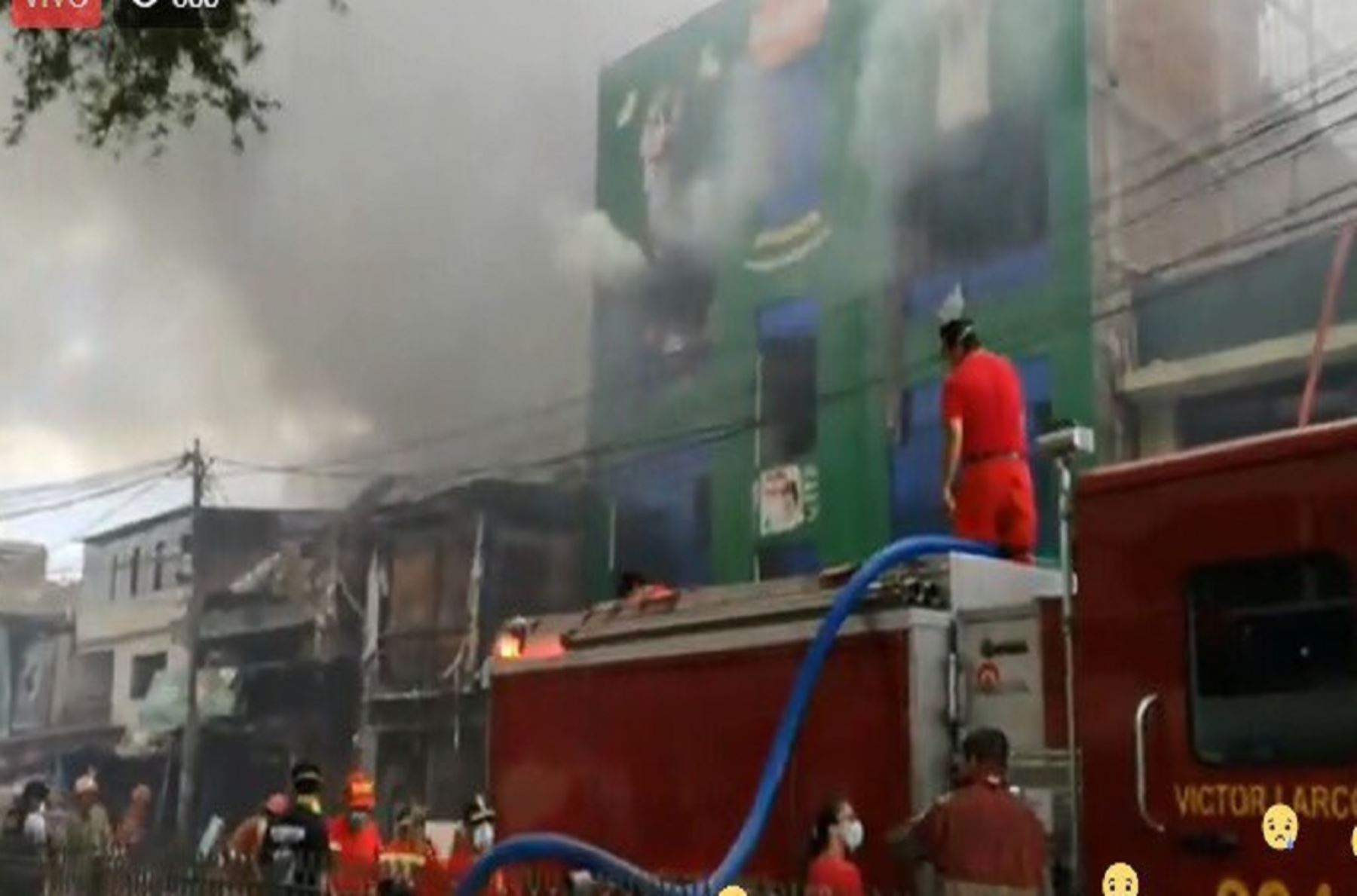 Más de 80 bomberos lucharon para que el fuego no afecte edificaciones aledañas, pese a la falta de agua que enfrentaron.