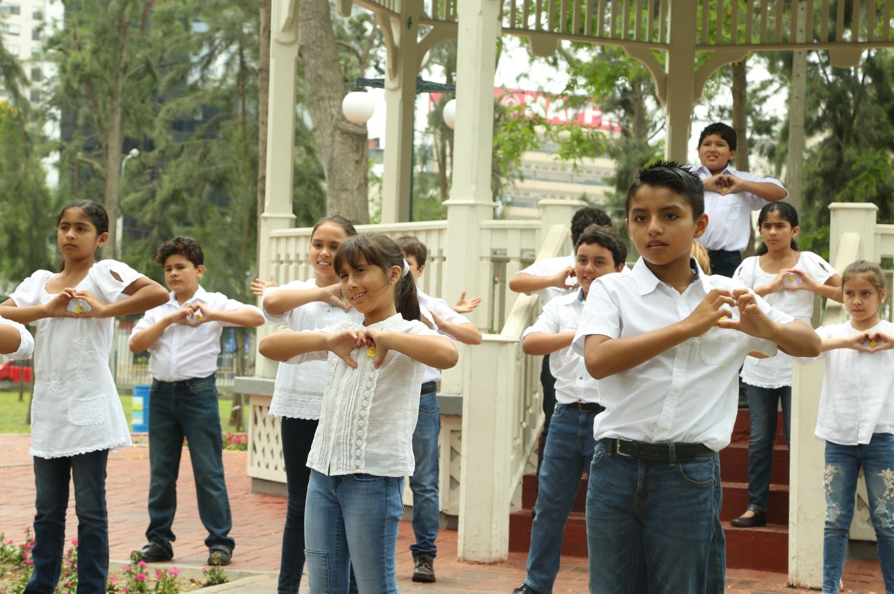 Niños le dan la bienvenida al Papa Francisco con canción en lenguaje de señas. Foto: ANDINA/Difusión.