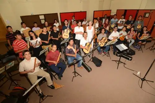 Elenco interpretando Misa Campesina
