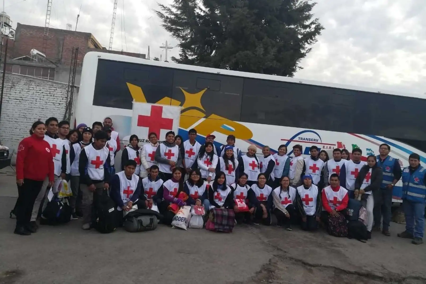 La Cruz Roja Peruana, filial Arequipa, también se sumó a las acciones de prevención por la visita del Papa Francisco a la ciudad de Puerto Maldonado y envió 38 voluntarios para prestar servicio durante la visita de casi seis horas que efectuará el Santo Padre a la capital de la región Madre de Dios.