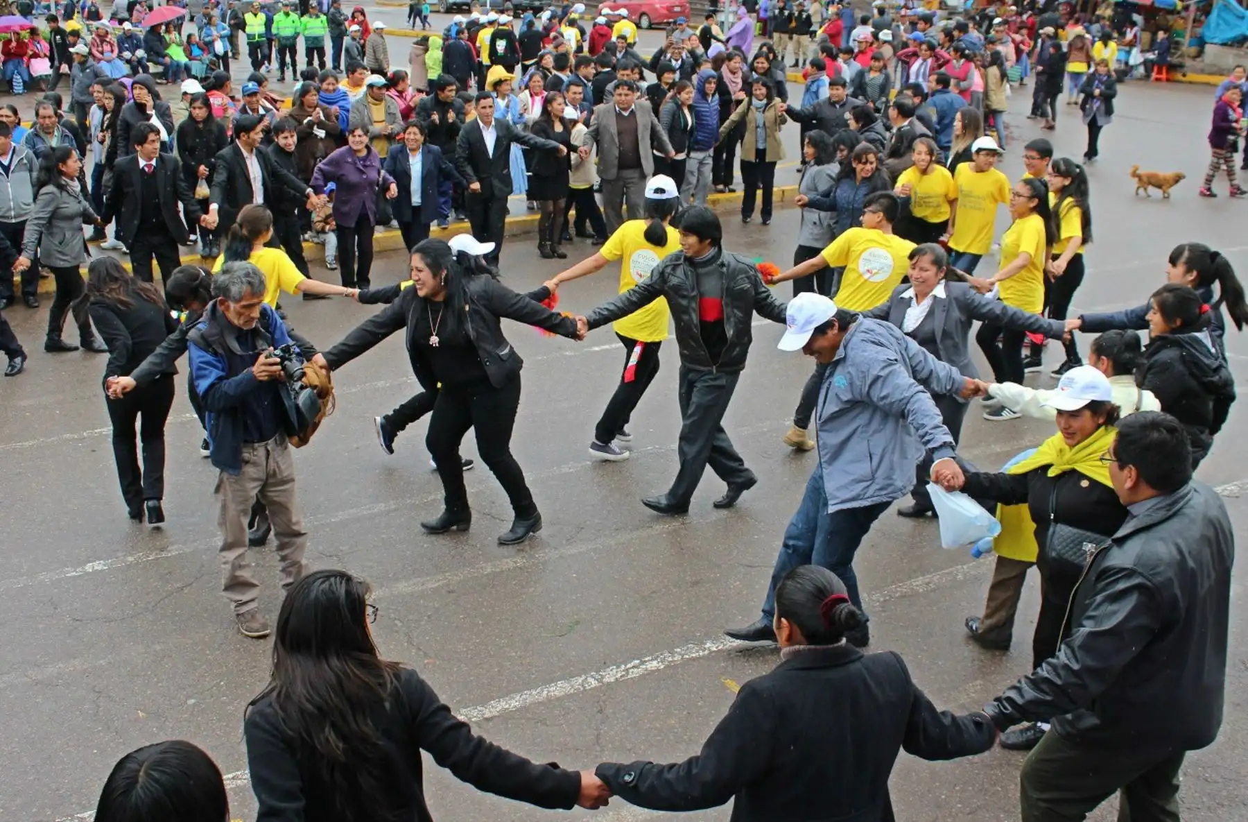 Fieles e indígenas parten de Cusco, con cánticos y rezos, con rumbo a Puerto Maldonado para participar de encuentro con Papa Francisco. ANDINA/Percy Hurtado