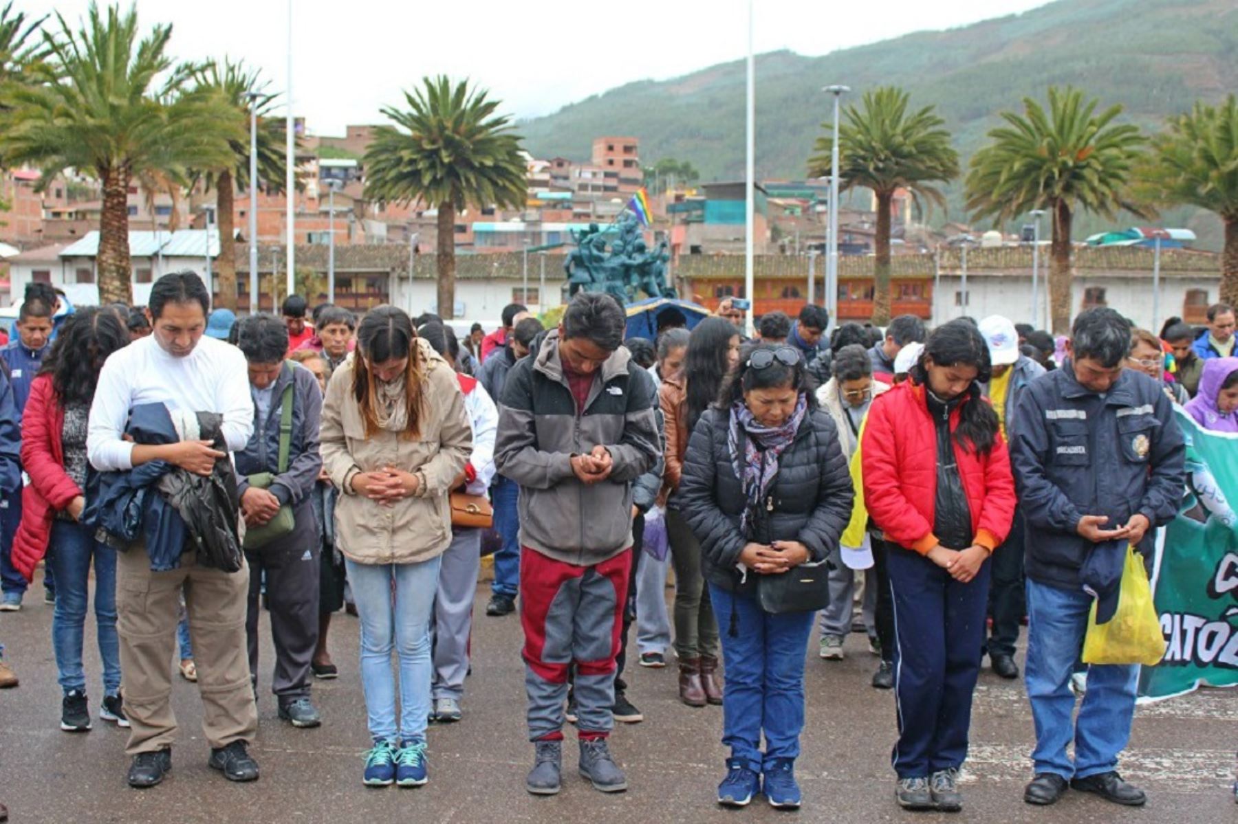 Fieles e indígenas parten de Cusco, con cánticos y rezos, con rumbo a Puerto Maldonado para participar de encuentro con Papa Francisco. ANDINA/Percy Hurtado