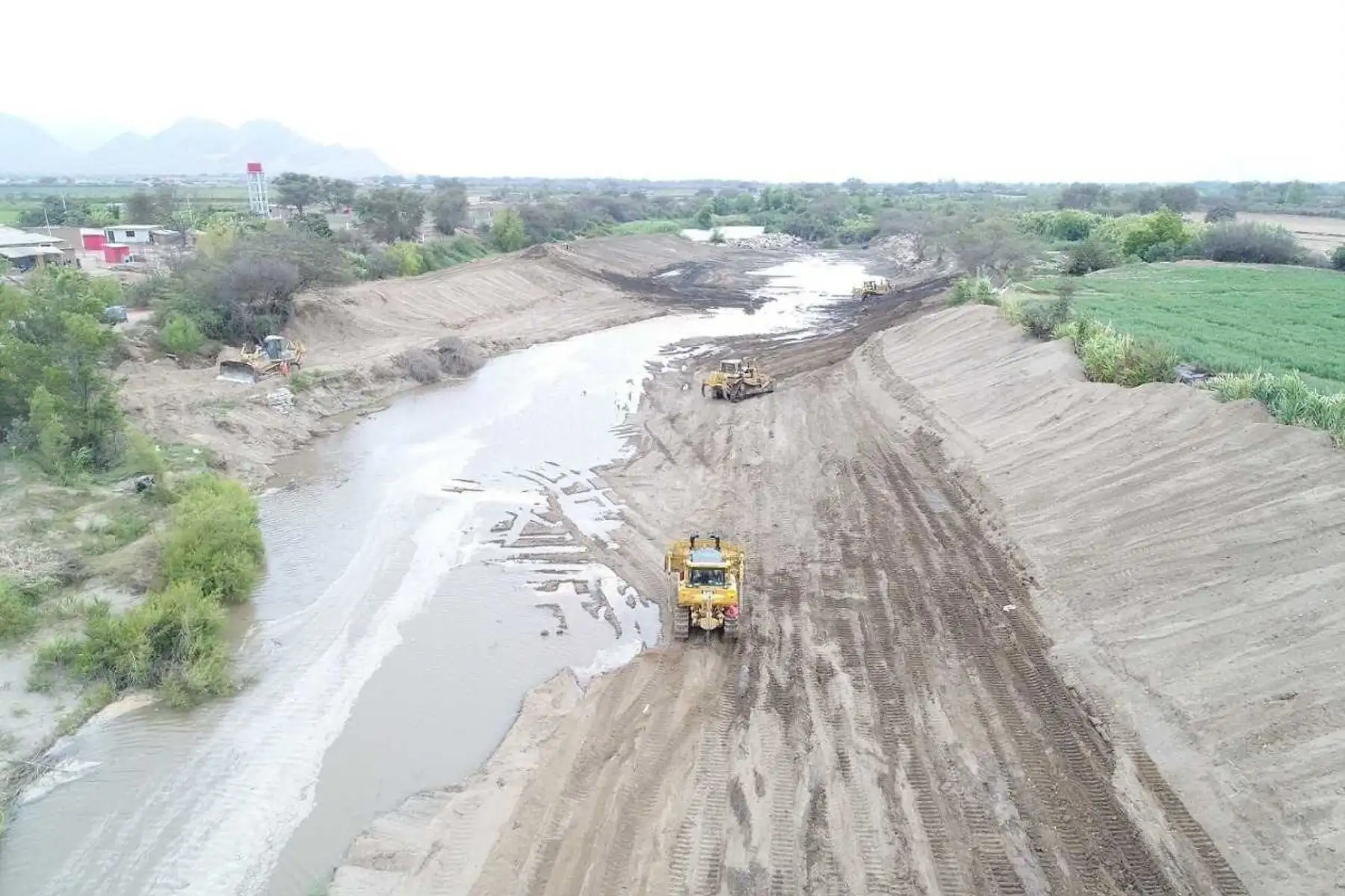 El Ministerio de Agricultura y Riego (Minagri) culminó los trabajos de limpieza y encauzamiento del primer tramo del río Zaña, en la región Lambayeque, logrando descolmatar alrededor de 980,000 metros cúbicos de sedimentos del cauce.