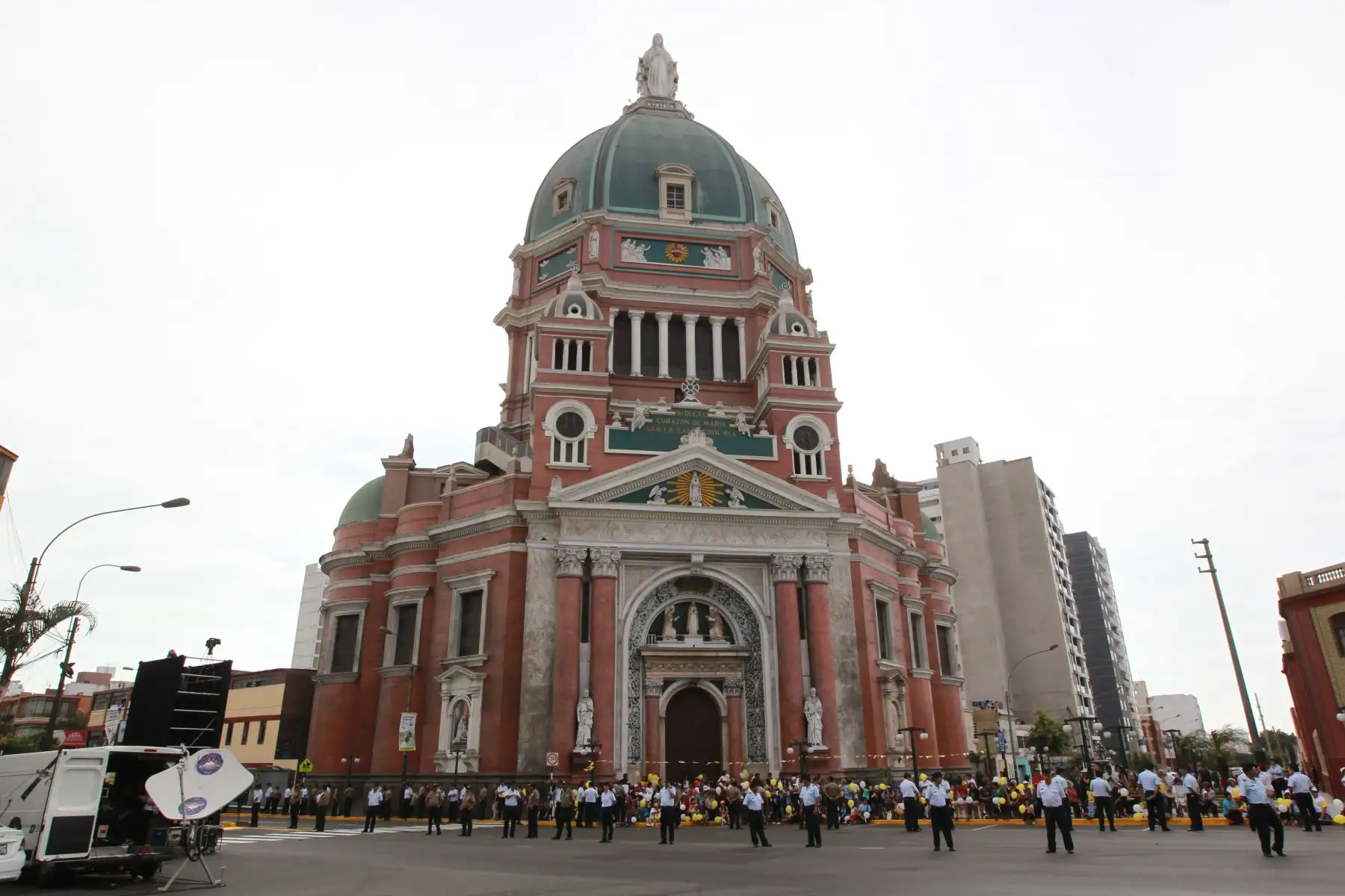 Todo listo en la Iglesia Corazon de Maria mas conocida como La Cupula en la Av. Sucre Magdalena para el paso del Papa Francisco. Foto: ANDINA/Dante Zegarra