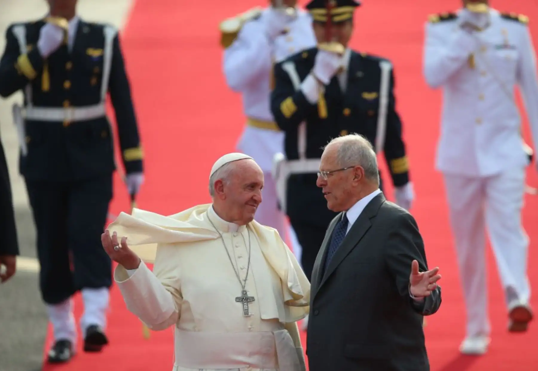 LIMA PERÚ – ENERO 18. Papa Francisco es recibido por el Jefe de Estado, Pedro Pablo Kuczynski y su esposa, Nancy Lange a su llegada al Perú. Foto:ANDINA/Prensa Presidencia
