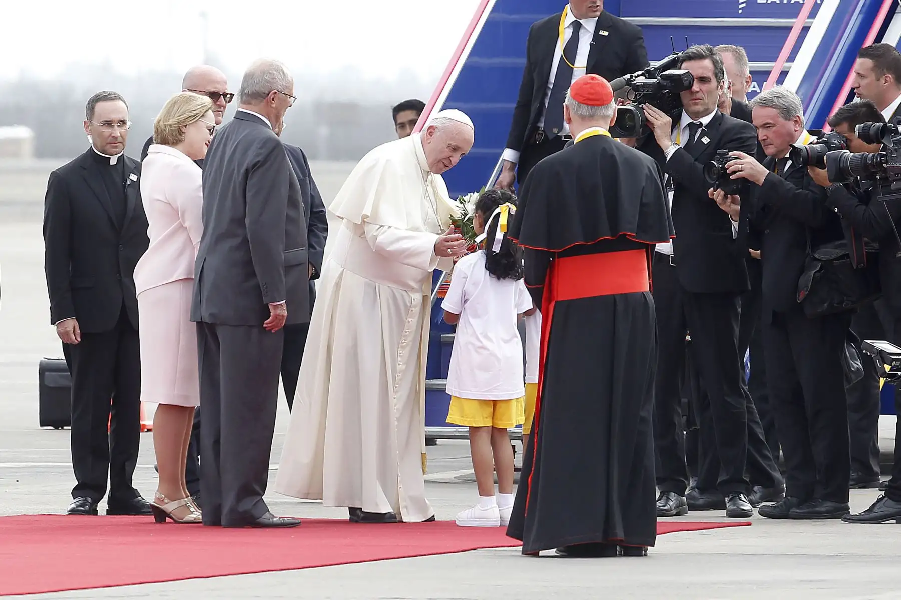 LIMA PERÚ - ENERO 18. Presidente Kuczynski y Primera Dama, Nancy Lange reciben al Papa Francisco. Foto: ANDINA/Carolina Urra