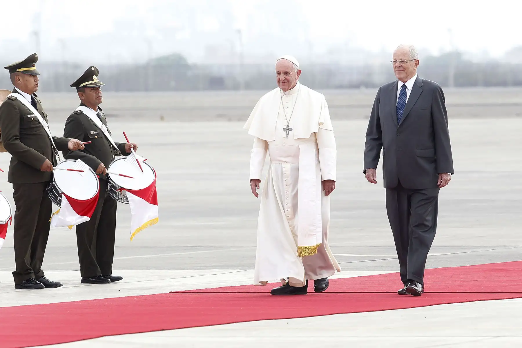 LIMA PERÚ - ENERO 18. Presidente Kuczynski y Primera Dama, Nancy Lange reciben al Papa Francisco. Foto: ANDINA/Carolina Urra