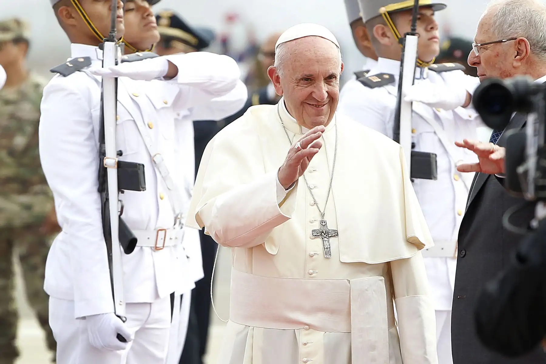 LIMA PERÚ - ENERO 18. Presidente Kuczynski y Primera Dama, Nancy Lange reciben al Papa Francisco. Foto: ANDINA/Carolina Urra