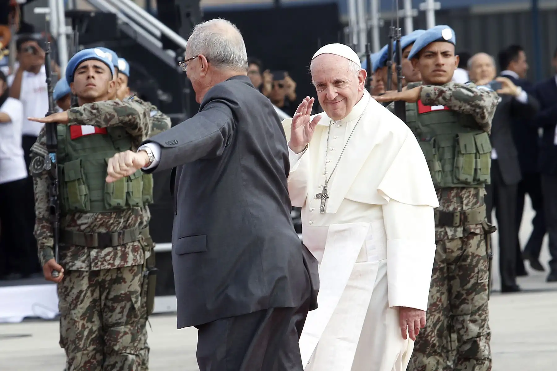 Presidente Kuczynski y Primera Dama, Nancy Lange reciben al Papa Francisco. Foto: ANDINA/Carolina Urra