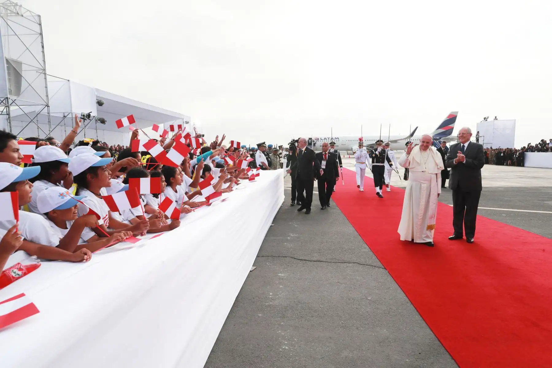 LIMA PERÚ - ENERO 18. Presidente Kuczynski y Primera Dama, Nancy Lange reciben al Papa Francisco. Foto: ANDINA/Carlos Lezama