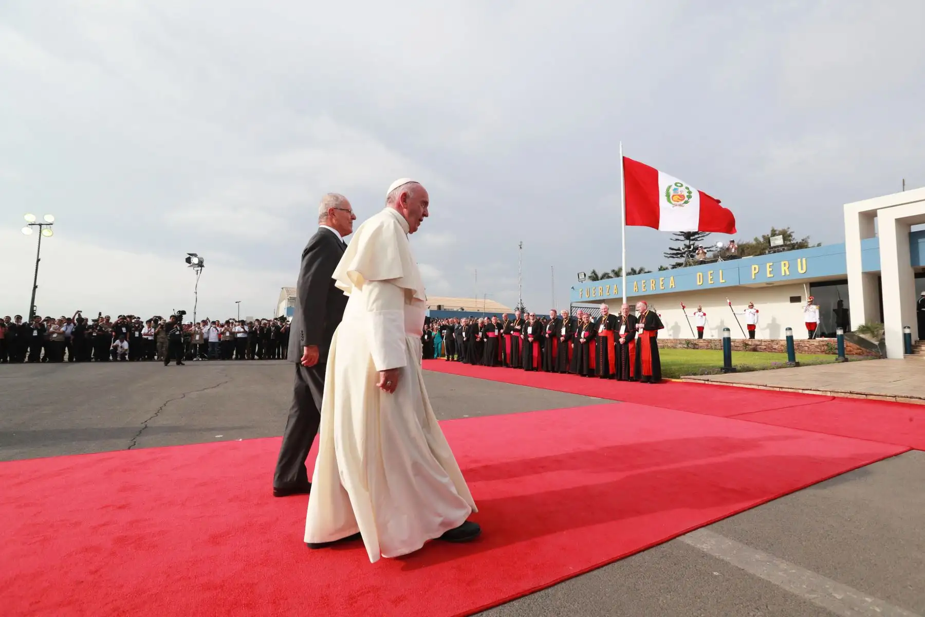 LIMA PERÚ - ENERO 18. Presidente Kuczynski y Primera Dama, Nancy Lange reciben al Papa Francisco. Foto: ANDINA/Carlos Lezama
