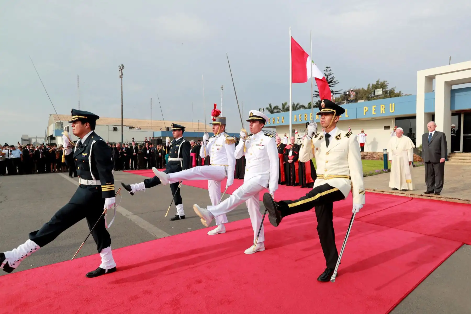 LIMA PERÚ - ENERO 18. Presidente Kuczynski y Primera Dama, Nancy Lange reciben al Papa Francisco. Foto: ANDINA/Carlos Lezama