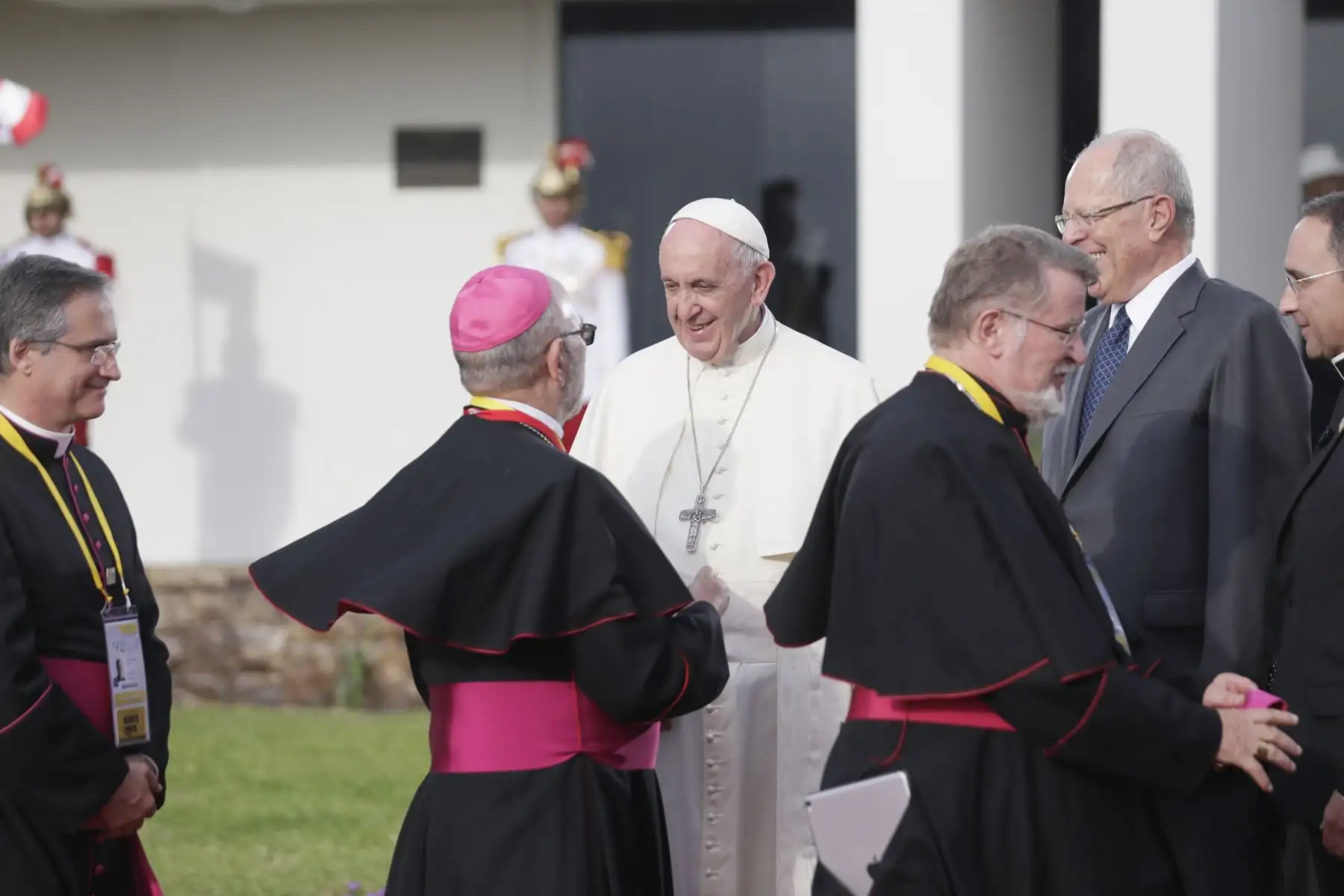 LIMA PERÚ - ENERO 18. Obispos peruanos saludan al Papa Francisco. Foto: ANDINA/Carlos Lezama
