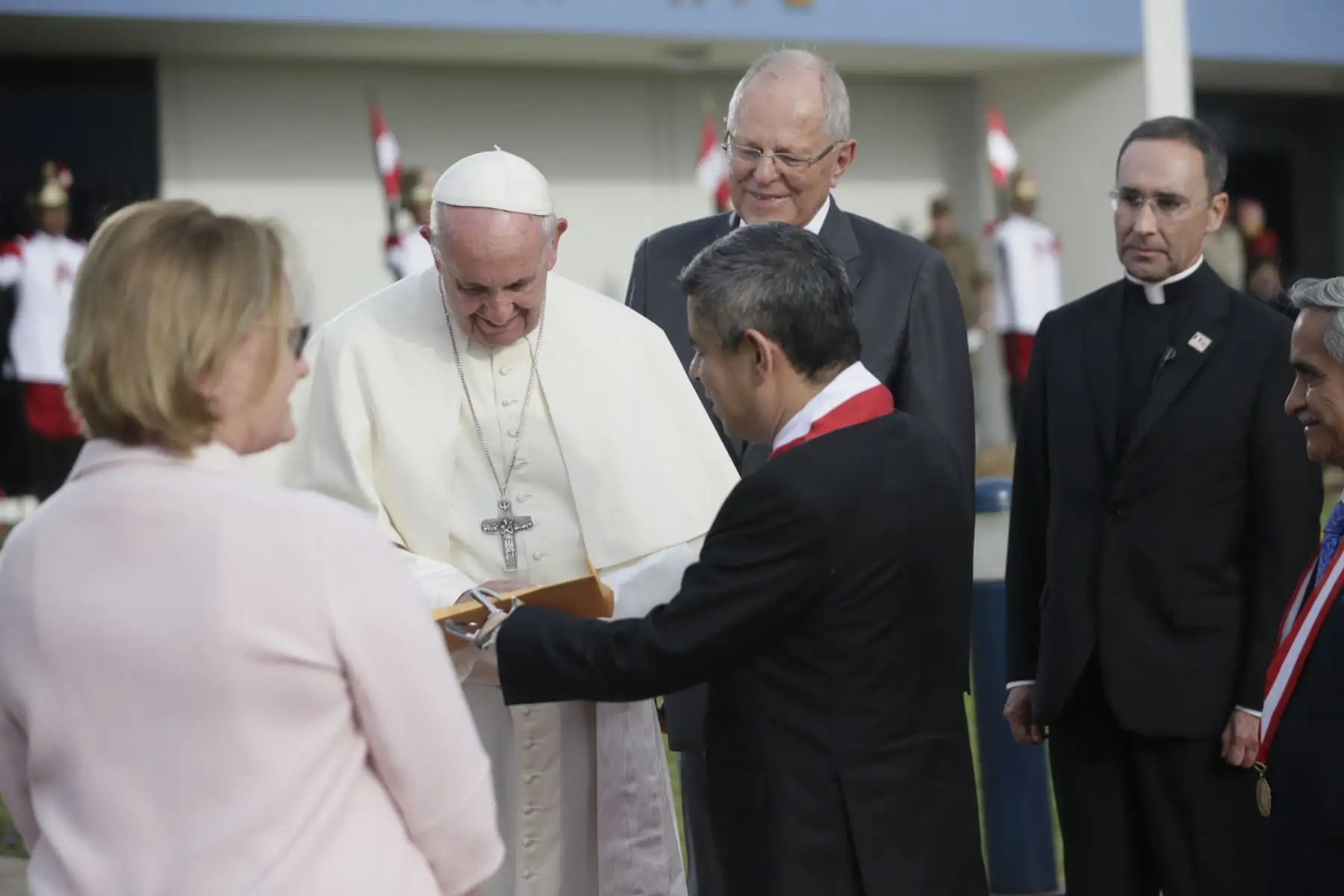 LIMA PERÚ - ENERO 18. Presidente del Congreso, Luis Galarreta saluda  al Papa Francisco. Foto: ANDINA/Carlos Lezama