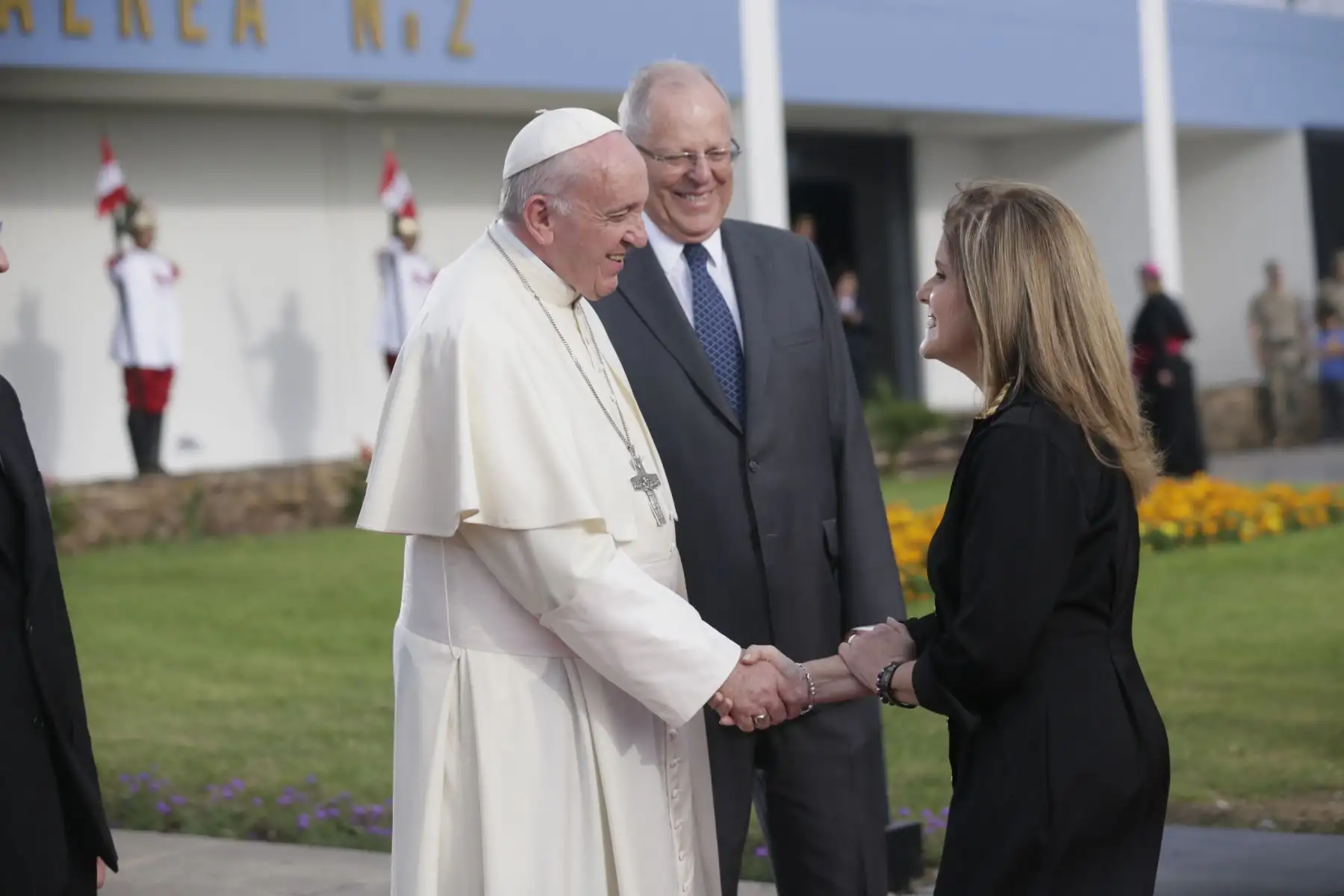 LIMA PERÚ - ENERO 18. Primera Ministra, Mercedes Aráoz saluda al Papa Francisco. Foto: ANDINA/Carlos Lezama