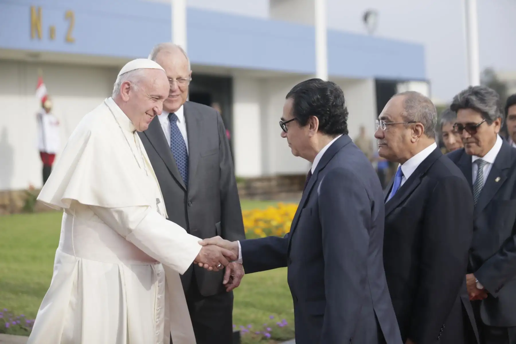 LIMA PERÚ - ENERO 18. Ministro Enrique Mendoza saluda  al Papa Francisco. Foto: ANDINA/Carlos Lezama