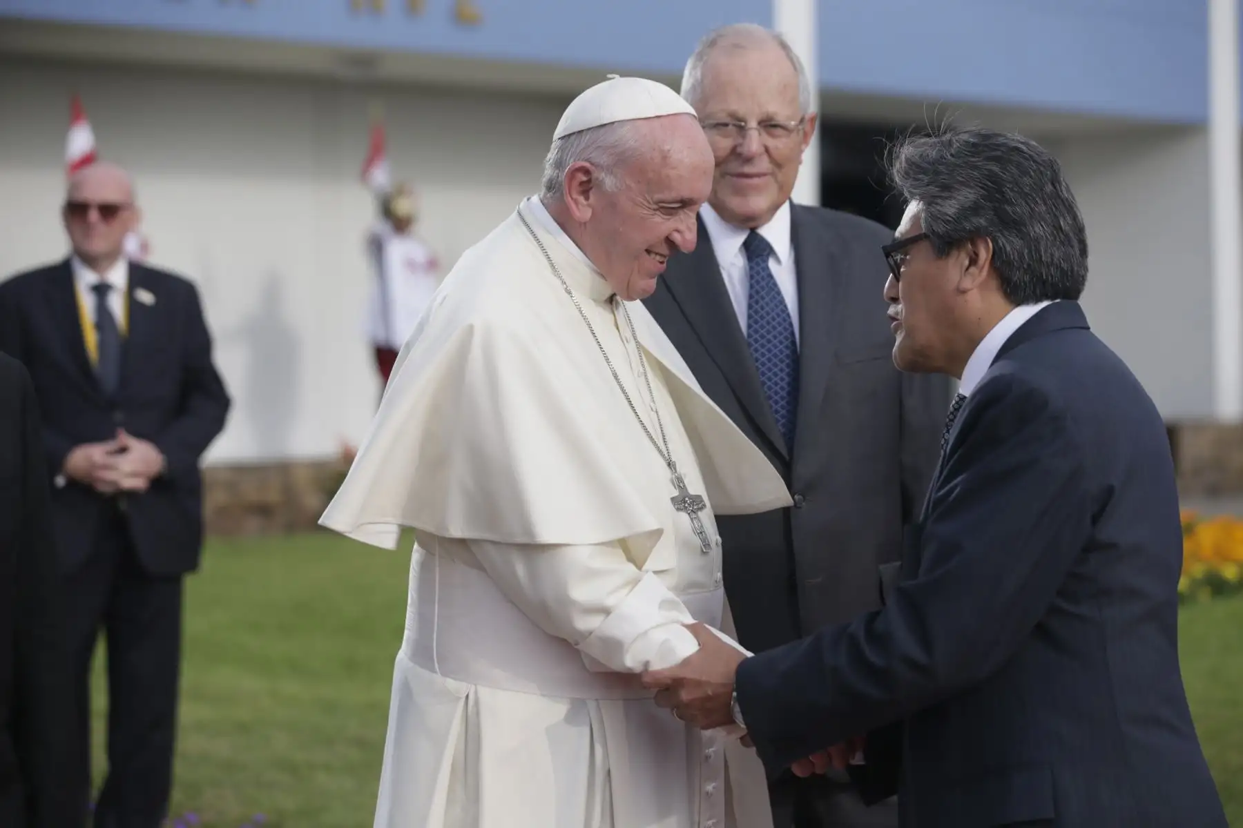 LIMA PERÚ - ENERO 18. Ministro Abel Salinas saluda al Papa Francisco. Foto: ANDINA/Carlos Lezama