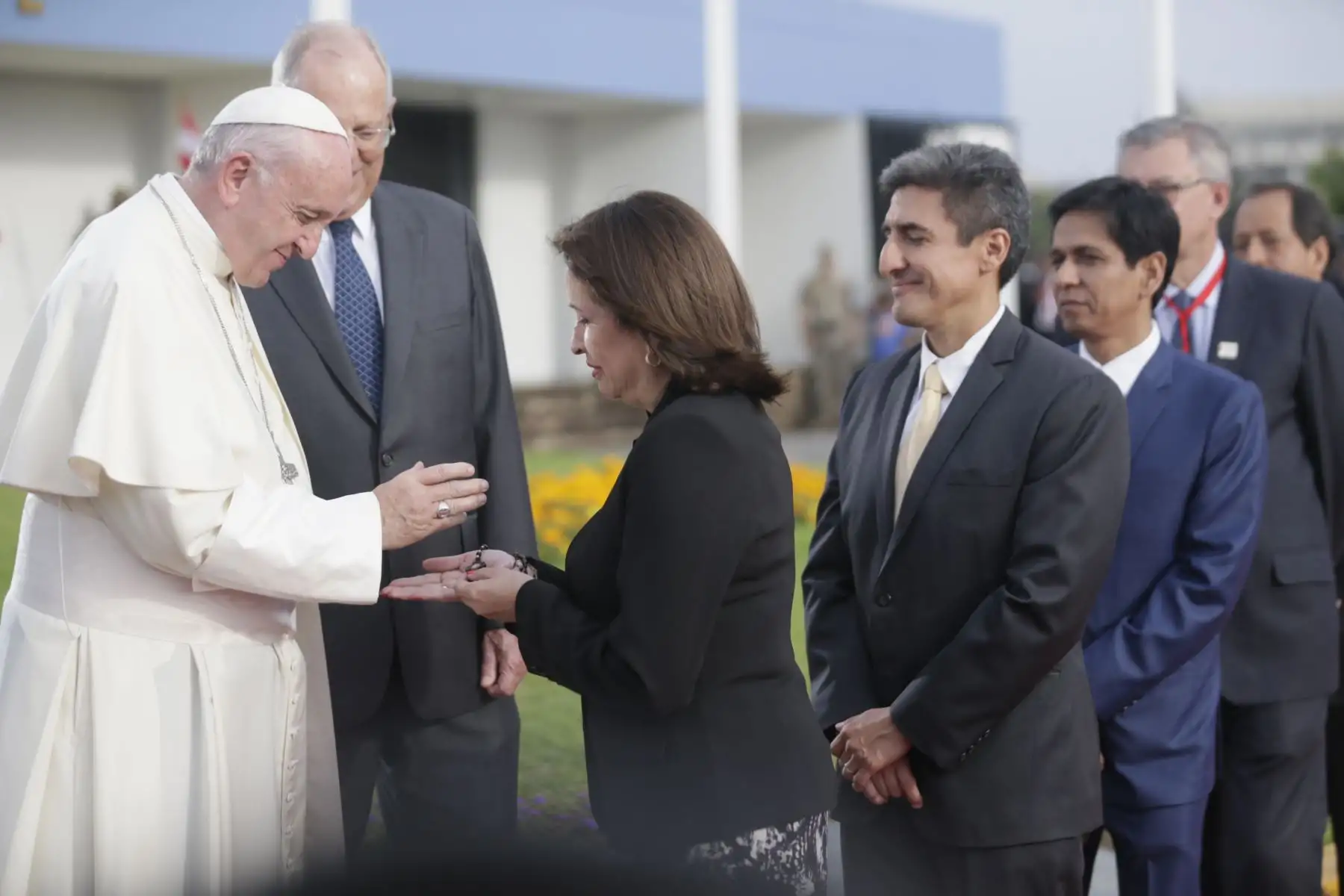 LIMA PERÚ - ENERO 18. Ministra Elsa Galarza saluda al Papa Francisco. Foto: ANDINA/Carlos Lezama