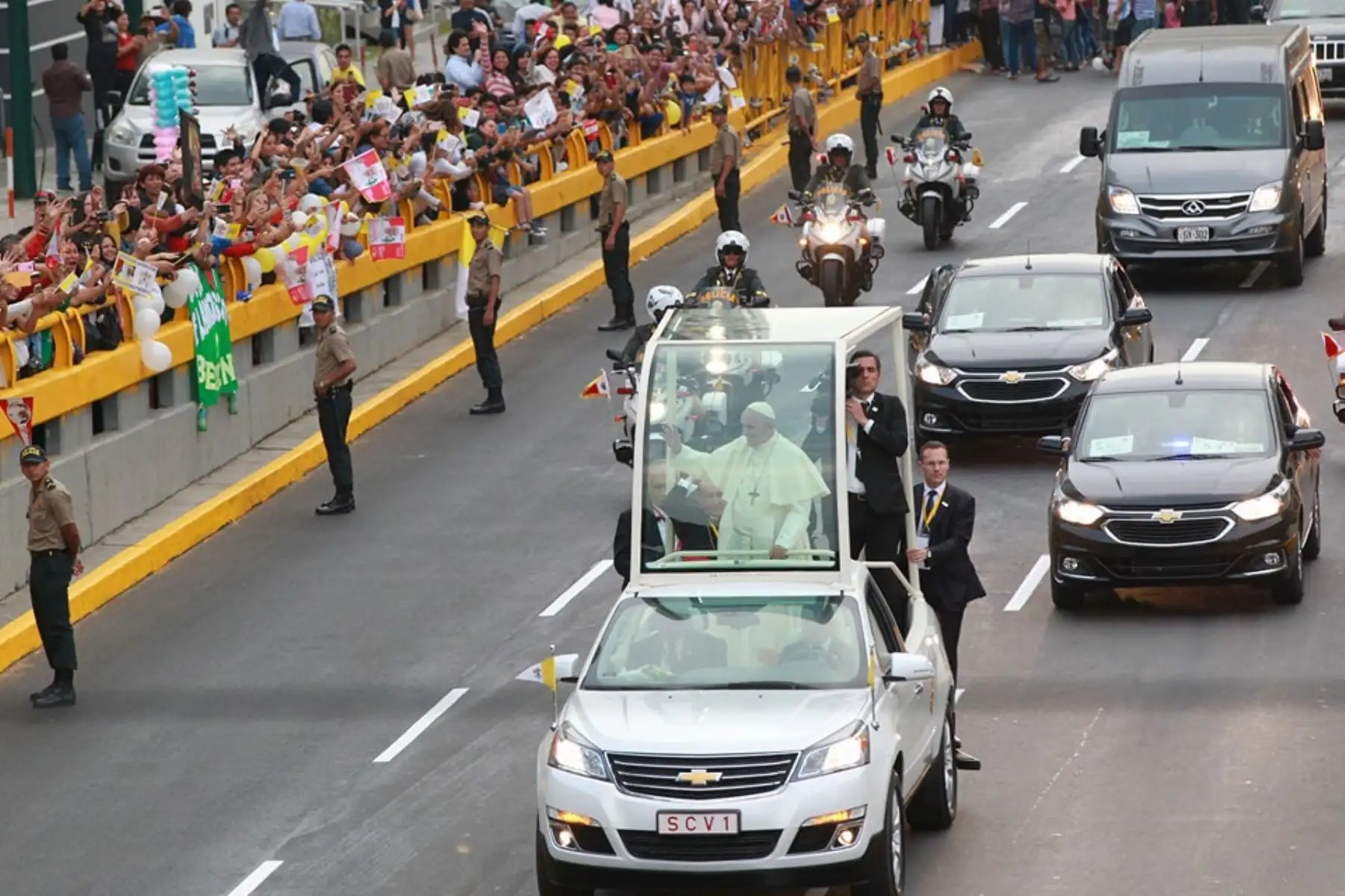 Francisco inició recorrido en papamóvil por Av. Brasil. Foto: ANDINA.