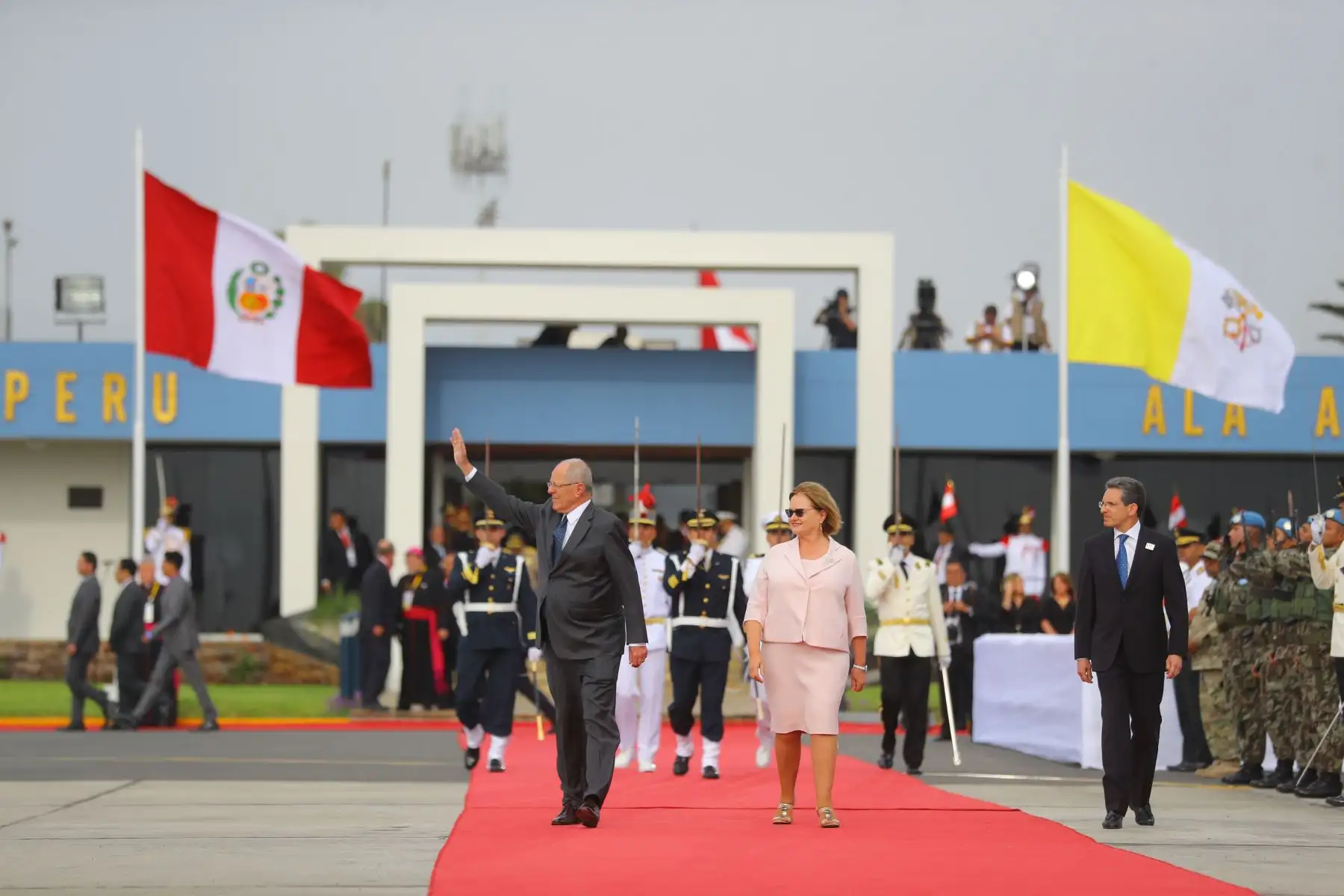 LIMA PERÚ - ENERO 18. Presidente Kuczynski y Primera Dama, Nancy Lange reciben al Papa Francisco. Foto: ANDINA/Prensa Presidencia
