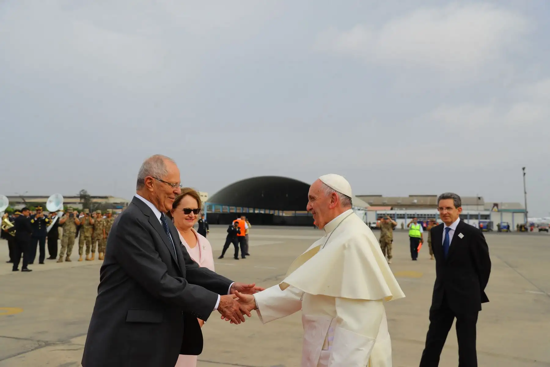 LIMA PERÚ - ENERO 18. Presidente Kuczynski y Primera Dama, Nancy Lange reciben al Papa Francisco. Foto: ANDINA/Prensa Presidencia