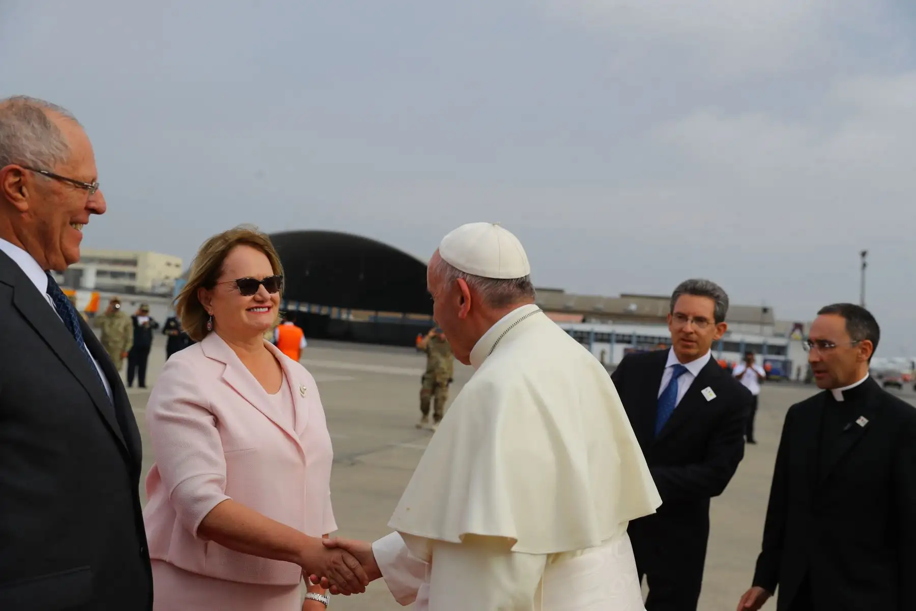 LIMA PERÚ - ENERO 18. Presidente Kuczynski y Primera Dama, Nancy Lange reciben al Papa Francisco. Foto: ANDINA/Prensa Presidencia