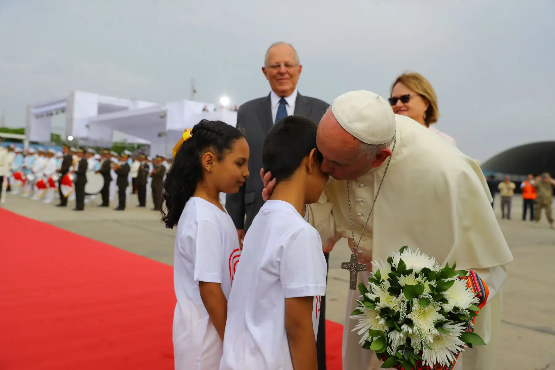 LIMA PERÚ - ENERO 18. Presidente Kuczynski y Primera Dama, Nancy Lange reciben al Papa Francisco. Foto: ANDINA/Prensa Presidencia