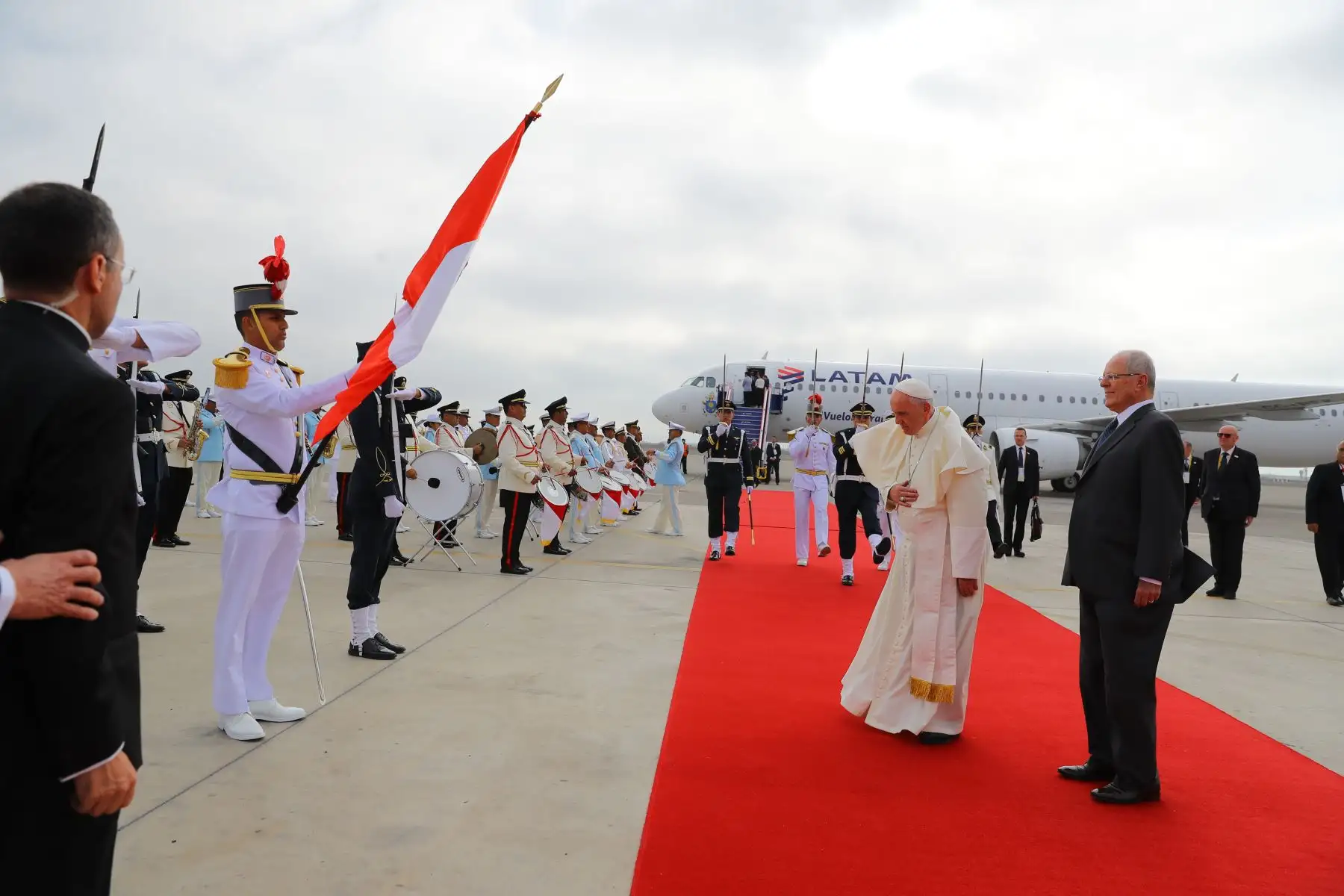 LIMA PERÚ - ENERO 18. Presidente Kuczynski y Primera Dama, Nancy Lange reciben al Papa Francisco. Foto: ANDINA/Prensa Presidencia