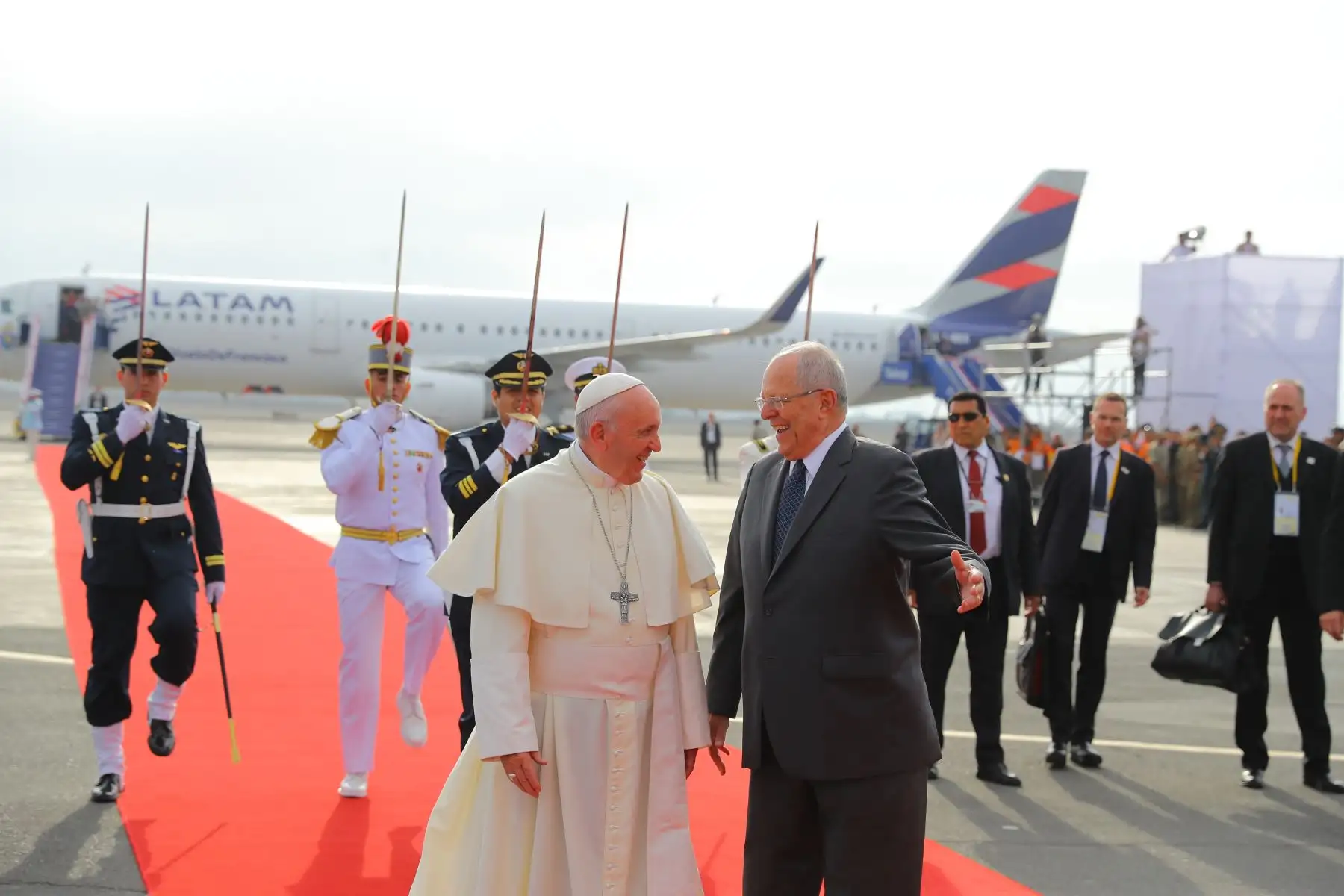 LIMA PERÚ - ENERO 18. Presidente Kuczynski y Primera Dama, Nancy Lange reciben al Papa Francisco. Foto: ANDINA/Prensa Presidencia