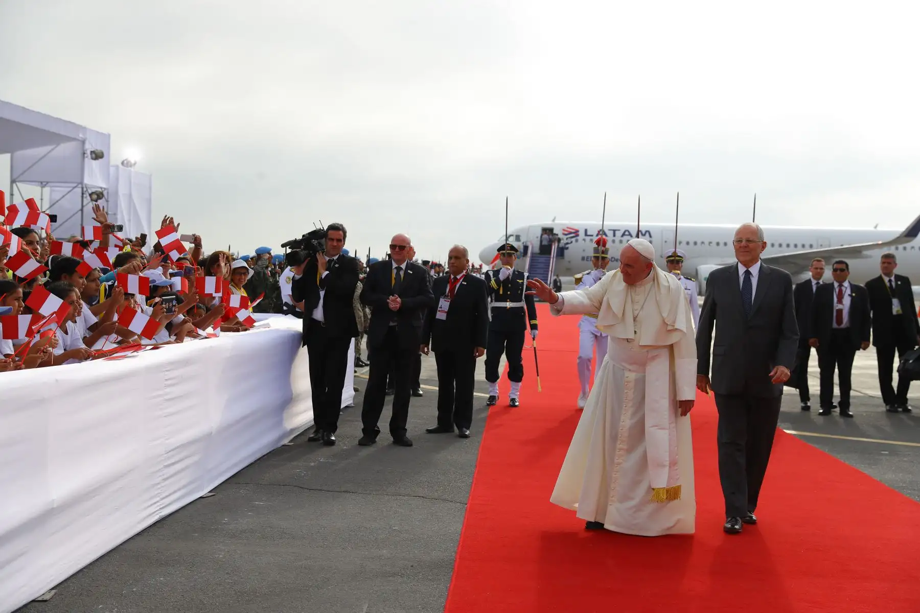 LIMA PERÚ - ENERO 18. Presidente Kuczynski y Primera Dama, Nancy Lange reciben al Papa Francisco. Foto: ANDINA/Prensa Presidencia