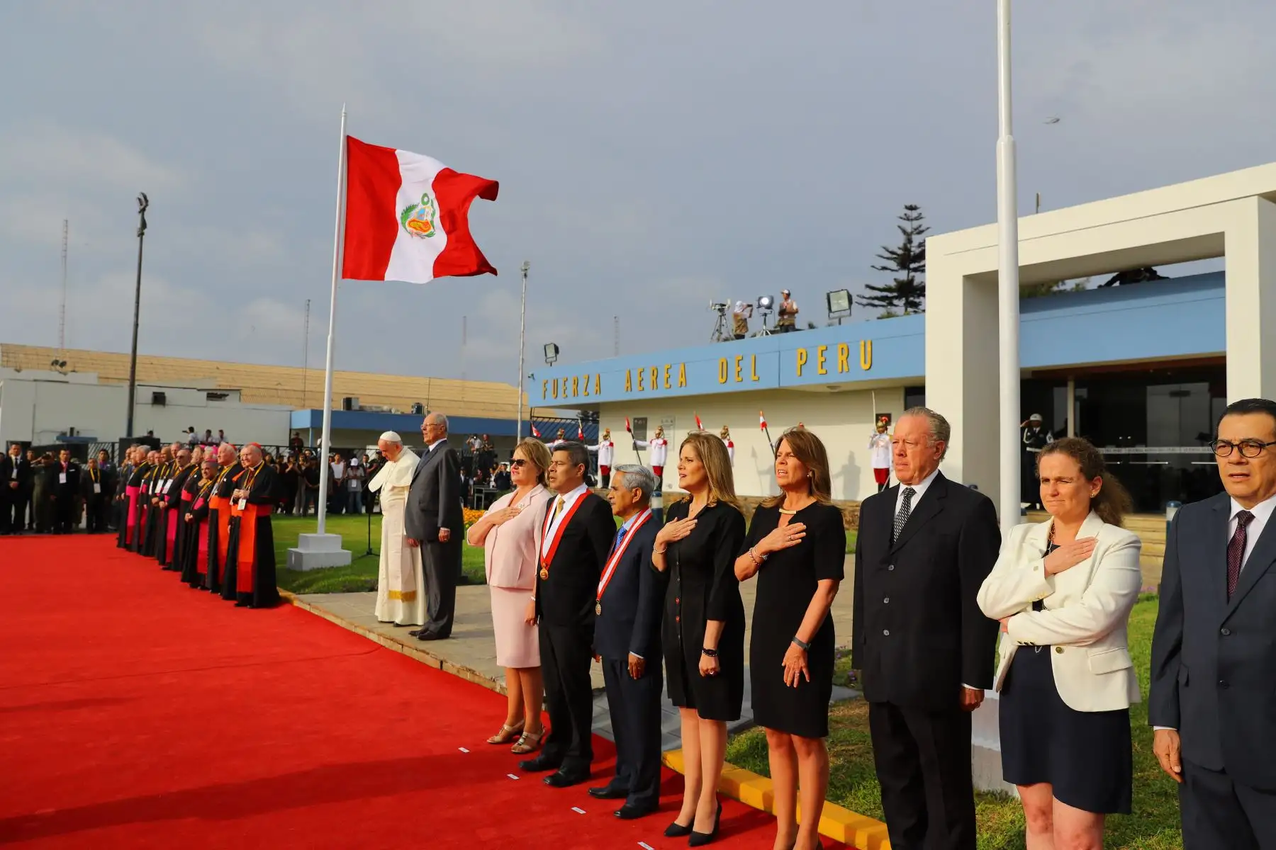 LIMA PERÚ - ENERO 18. Presidente Kuczynski y Primera Dama, Nancy Lange reciben al Papa Francisco. Foto: ANDINA/Prensa Presidencia